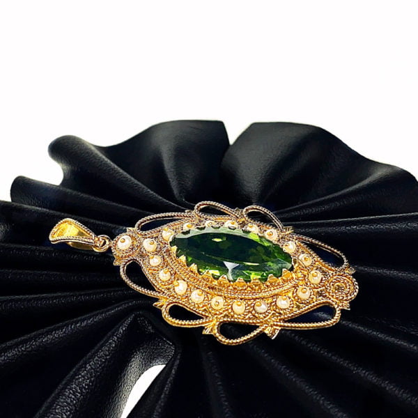 Ciondolo in filigrana con peridoto e perle - Horos Officina Orafa Ciondolo in filigrana con peridoto e perle - Horos Officina Orafa