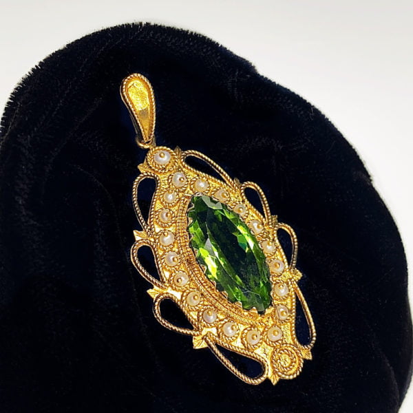 Ciondolo in filigrana con peridoto e perle - Horos Officina Orafa Ciondolo in filigrana con peridoto e perle - Horos Officina Orafa