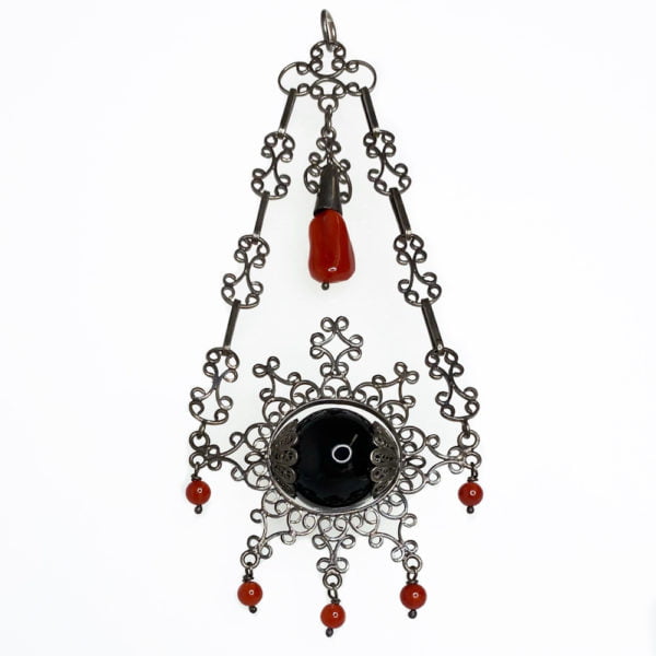 Amuleto tipico Sardo brunito con onice e corallo - Horos Officina Orafa Amuleto tipico Sardo brunito con onice e corallo - Horos Officina Orafa