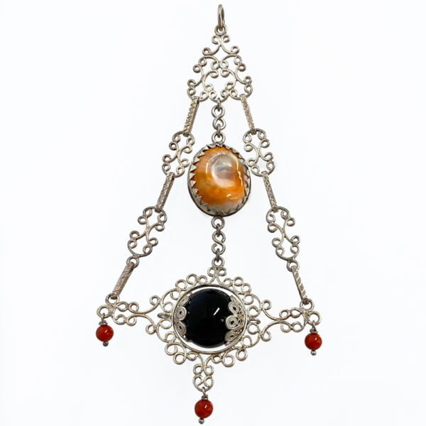 Amuleto tipico Sardo con onice, occhio di Santa Lucia e corallo - Horos Officina Orafa Amuleto tipico Sardo con onice, occhio di Santa Lucia e corallo - Horos Officina Orafa