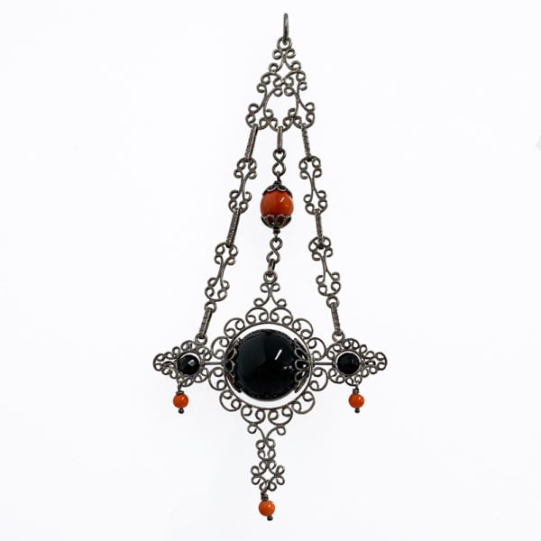 Amuleto tipico Sardo brunito con onice e corallo - Horos Officina Orafa Amuleto tipico Sardo brunito con onice e corallo - Horos Officina Orafa