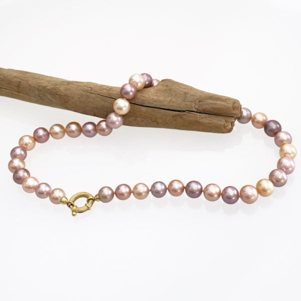 Filo di perle con sfumature - Horos Officina Orafa Filo di perle con sfumature - Horos Officina Orafa